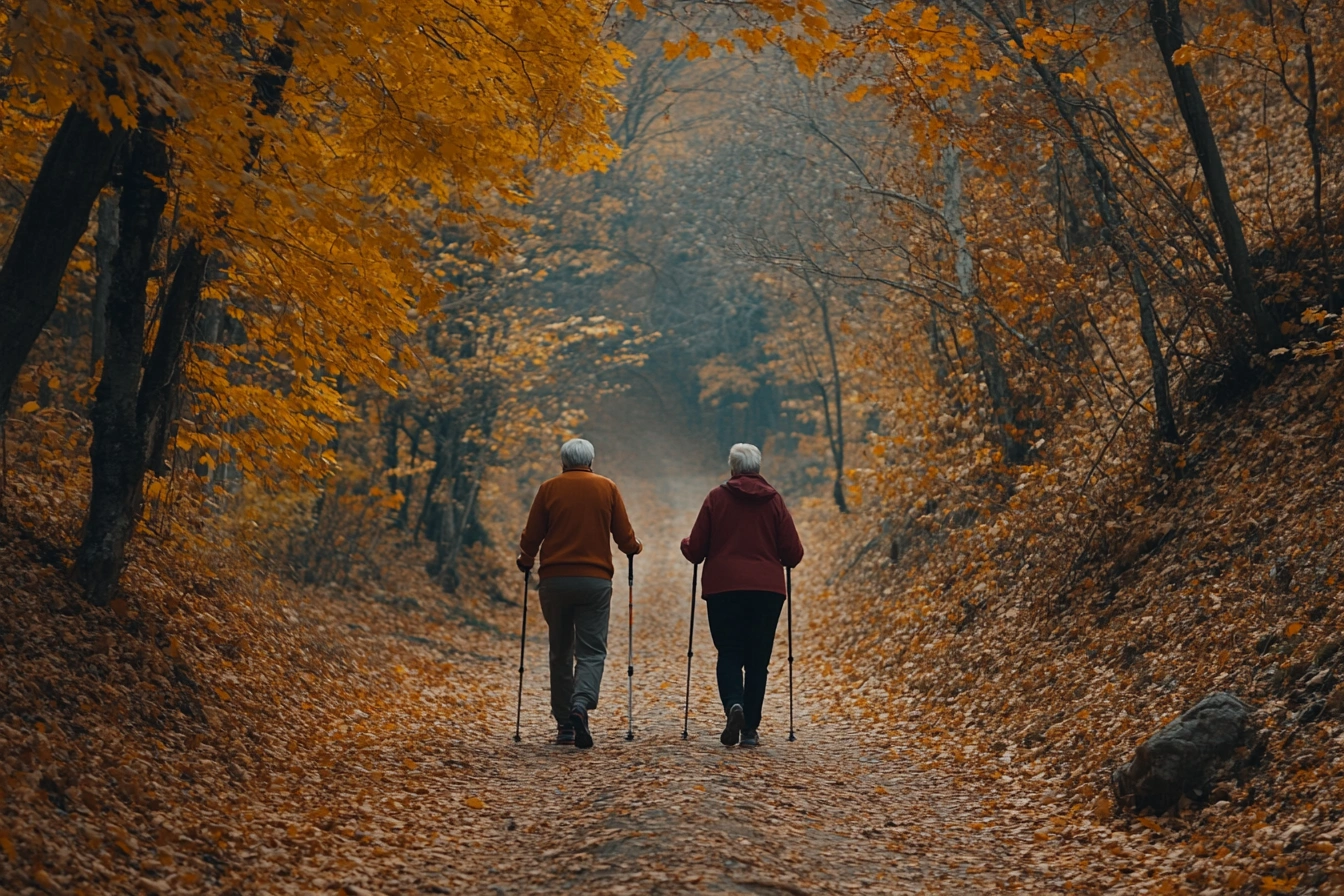Пенсіонери займаються скандинавською ходьбою в лісі